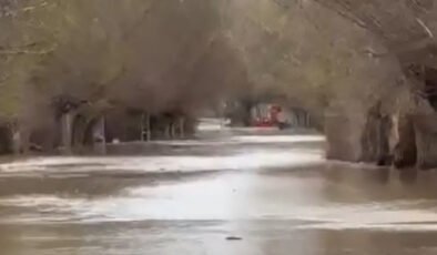 Sivas’ta Baraj Kapakları Açıldı, Kızılırmak Taşkınlarla Coştu: Canova Köyü Sular Altında