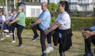 Mersin Büyükşehir’den ‘Harekete Devam’: Sahilde Sabah Sporları Vatandaşların Yaşam Kalitesini Artırıyor