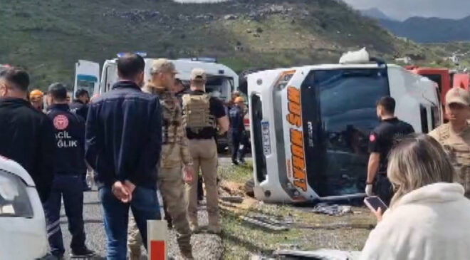 Diyarbakır-Bingöl Karayolunda Feci Kaza: Yolcu Midibüsü Devrildi, Yaralılar Var