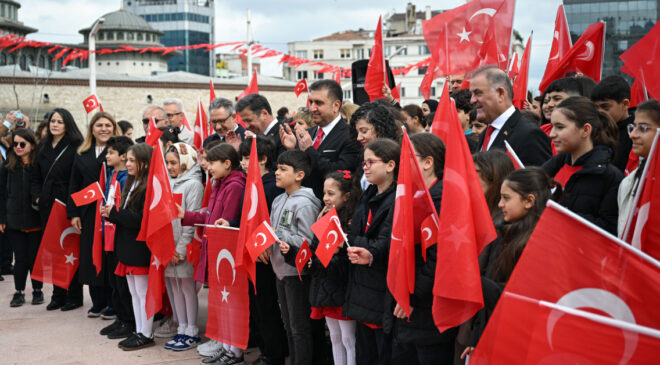23 Nisan Coşkusu İstanbul’da Kutlandı: Taksim’de Çelenk Töreni Düzenlendi
