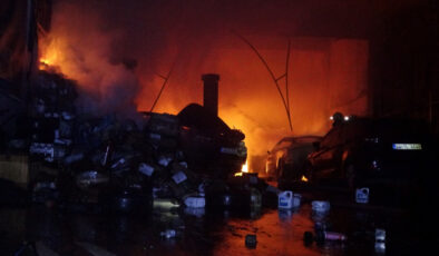 Antalya’da Oto Tamir Servisinde Yangın: 5 Araç Kullanılamaz Hale Geldi