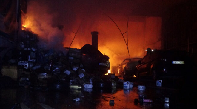 Antalya’da Oto Tamirhanesinde Yangın: 5 Araç Kullanılamaz Hale Geldi