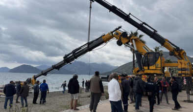 Marmaris’te Tekne İndirme Kazası: Vincin Kolunun Kopması Sonucu Bir İşçi Hayatını Kaybetti