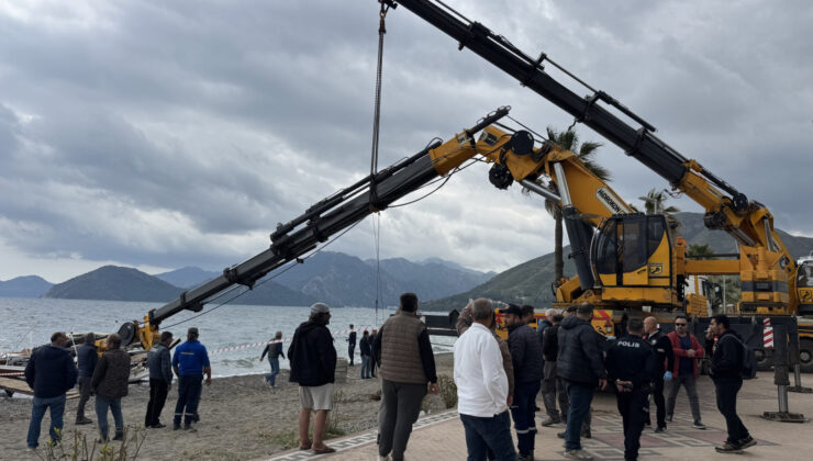 Marmaris’te Tekne İndirme Kazası: Vincin Kolunun Kopması Sonucu Bir İşçi Hayatını Kaybetti