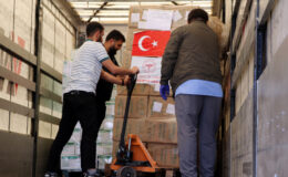 Van’dan İran’a Tıbbi Yardım Eli: 6 TIR Dolusu Malzeme Sınırı Aştı