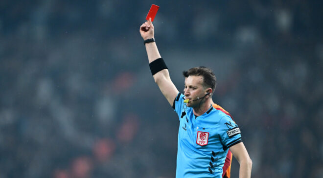 Fenerbahçe-Galatasaray Derbilerinde Kartlar Havada Uçuşuyor: Son 20 Maçta 15 Kırmızı Kart!