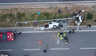 Mersin-Antalya D-400’de Feci Kaza: Araç İkiye Bölündü, 4 Yaralı