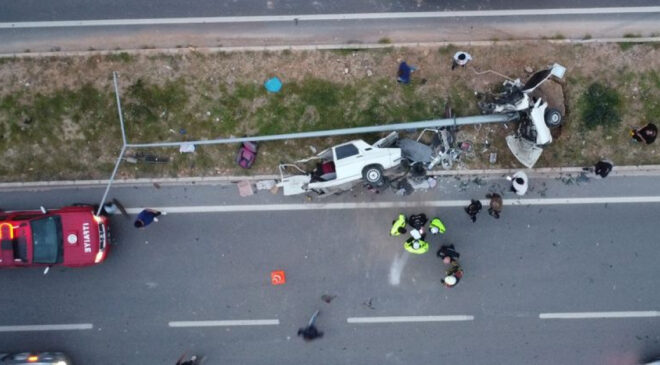 Mersin-Antalya D-400’de Feci Kaza: Araç İkiye Bölündü, 4 Yaralı