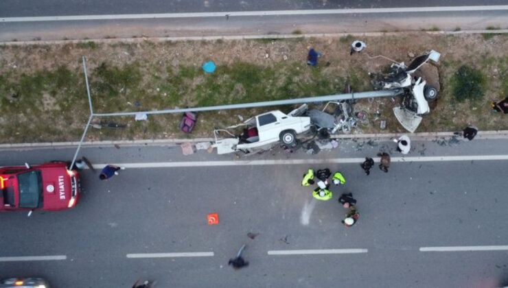 Mersin-Antalya D-400’de Feci Kaza: Araç İkiye Bölündü, 4 Yaralı