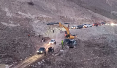 Hakkari-Van Karayolu’nda Heyelan Sonrası Ulaşım Kısmen Açıldı: Hafif Araçlar Geçişe Başladı