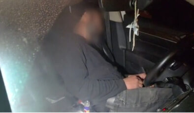 Antalya’da Park Halindeki Araçta Uyuyan Sürücüyü Uyandırma Operasyonu: Cam Kırıldı, Kapı Açıldı