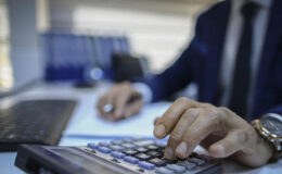 Yargıtay’dan İhbar Sürelerine Sınır Getiren Emsal Karar: Fahiş Uzunluktaki Süreler Geçersiz Sayılacak