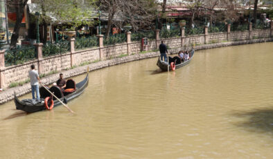 Porsuk Çayı’ndaki Kahverengi Görüntü Turistleri Üzdü: Yağışlar Sonrası Şehrin İkonik Noktası Hayal Kırıklığı Yarattı