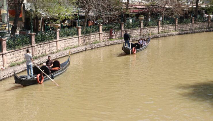 Porsuk Çayı’ndaki Kahverengi Görüntü Turistleri Üzdü: Yağışlar Sonrası Şehrin İkonik Noktası Hayal Kırıklığı Yarattı