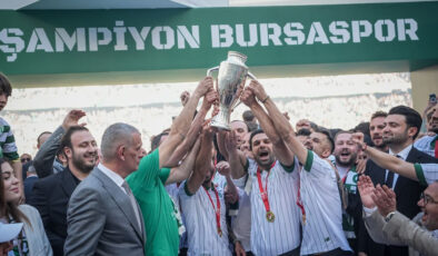 Bursaspor’dan Şampiyonluk Coşkusu: 2. Lig’de Zafere Ulaşan Yeşil-Beyazlılar Kupalarına Kavuştu!
