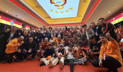 Galatasaray’dan Fenerbahçe’ye Karşı Tarihi Galibiyetin Ardından Soyunma Odasında Coşkulu Kutlama: ‘Biz Bir Aileyiz!’