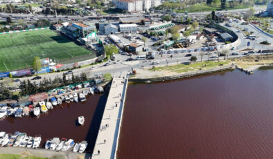 Küçükçekmece Gölü’nde Şaşırtan Renk Değişimi: Kırmızıya Büründü! (Görüntüler)