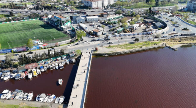 Küçükçekmece Gölü’nde Şaşırtan Renk Değişimi: Kırmızıya Büründü! (Görüntüler)