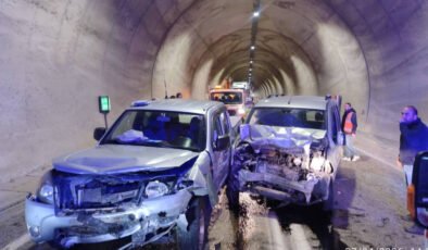 Artvin’de Tünelde Korkunç Kaza: Hafif Ticari Araç ve Kamyonet Çarpıştı, 7 Yaralı