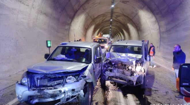 Artvin’de Tünelde Korkunç Kaza: Hafif Ticari Araç ve Kamyonet Çarpıştı, 7 Yaralı