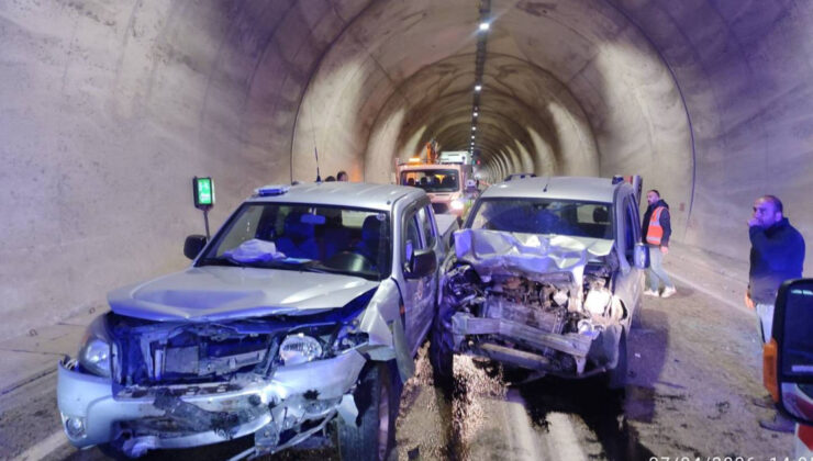 Artvin’de Tünelde Korkunç Kaza: Hafif Ticari Araç ve Kamyonet Çarpıştı, 7 Yaralı