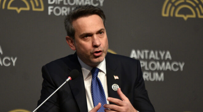 Bakan Bayraktar’dan Özgür Özel’e Sert Yanıt: Maden Ruhsatları ve CHP’li Belediyeler Üzerinden Eleştiriler