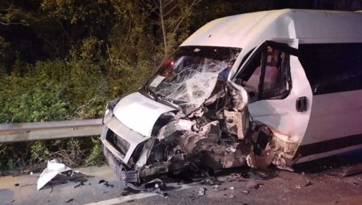 Beykoz’da Servis Minibüsü ve Otomobil Çarpıştı: 11 Yaralı, Sürücü Sıkıştı