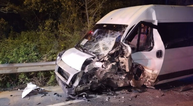 Beykoz’da Feci Kaza: Servis Minibüsü ile Otomobil Çarpıştı, 11 Yaralı