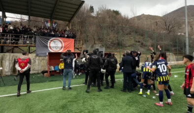 Yüksekova-Fenerbahçe Maçında Gergin Anlar: Olaylar Çıktı, Yayın Kesildi, Teknik Direktöre Cisim Atıldı
