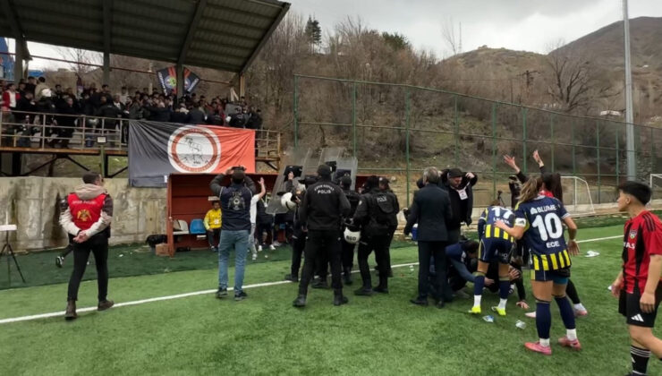 Yüksekova-Fenerbahçe Maçında Gergin Anlar: Olaylar Çıktı, Yayın Kesildi, Teknik Direktöre Cisim Atıldı