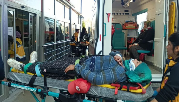 Adana Kozan’da Tarım İşçilerini Taşıyan Minibüs Devrildi: 15 Yaralı