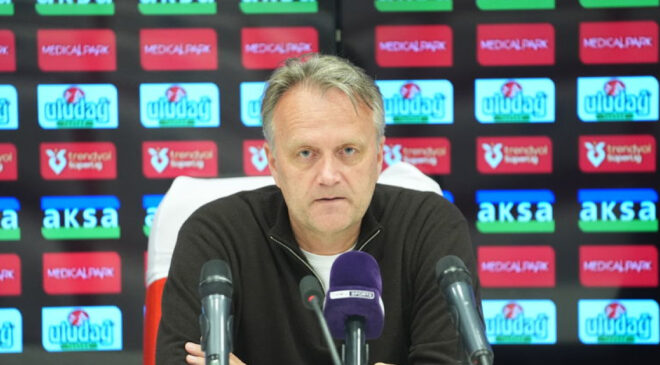 Kayserispor Kasımpaşa’ya 2-0 Mağlup: Erling Moe’den ‘Korkak’ Oyun Eleştirisi ve Taraftar Teşekkürü