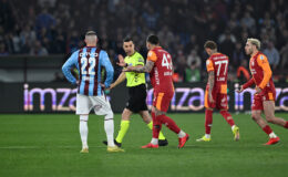 Trabzonspor-Galatasaray Maçı Sonrası Saha Karıştı: Abdülkerim Bardakcı Kırmızı Kart Gördü, Ortalık Savaş Alanına Döndü!