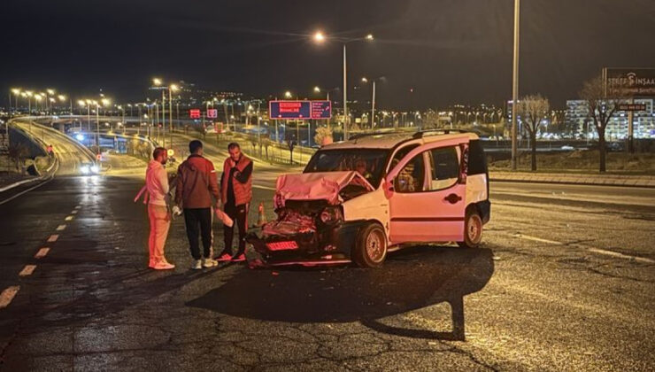 Kayseri’de Arızalanan Minibüse Çarpan Hafif Ticari Araç: 1’i Bebek 6 Yaralı