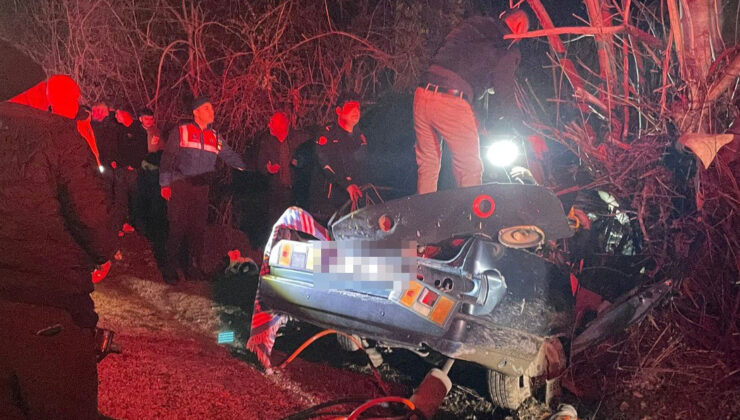Korkuteli’nde Feci Kaza: Ağaca Çarpan Otomobilde 2 Ölü, 2 Yaralı