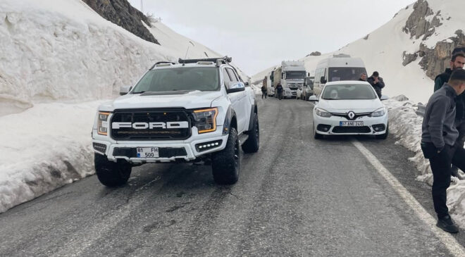 Hakkari-Şırnak Kara Yolu Çığ Nedeniyle Kapandı: Karayolları Ekipleri Çalışmalara Başladı