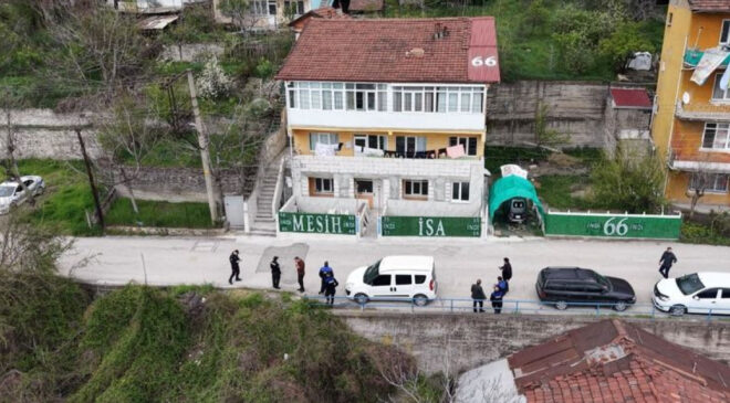 Karabük’te İlginç Olay: Kendini ‘Mesih’ İlan Eden Kişiden Çatı ve Çitlere Yazılar