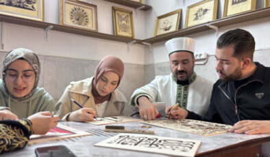 Cami Sanat Atölyesiyle Gençlere Umut: İmam Erkut Özer’den Ahşap Yakma Sanatı Dersi ve Sosyal Sorumluluk Projeleri
