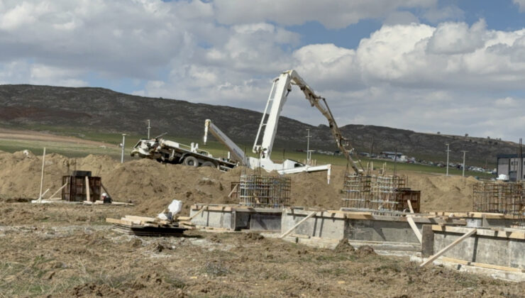 Sivas’ta İnşaat Faciası: Devrilen Beton Pompasının Çarptığı İşçi Hayatını Kaybetti