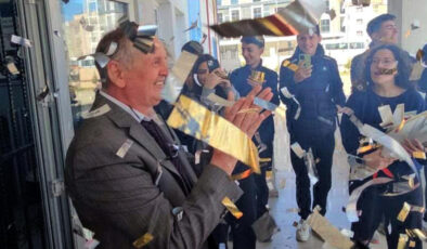 Çorlu’da Duygusal Veda: 40 Yıllık Öğretmen Halil İbrahim Akyüz’e Öğrencilerden Anlamlı Uğurlama