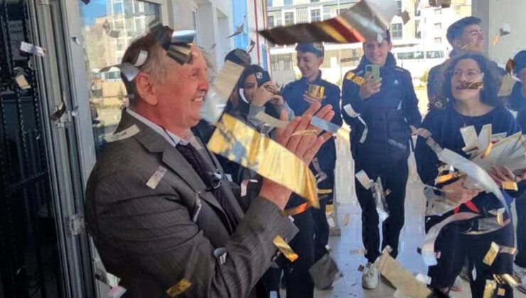 Çorlu’da Duygusal Veda: 40 Yıllık Öğretmen Halil İbrahim Akyüz’e Öğrencilerden Anlamlı Uğurlama