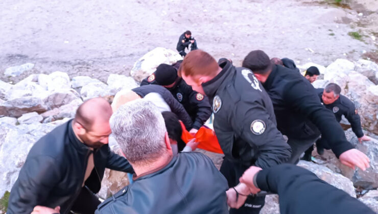 Aşırı Alkollü Şahıs Van Gölü’ne Girdi: Polis Memurlarından Cesur Kurtarma