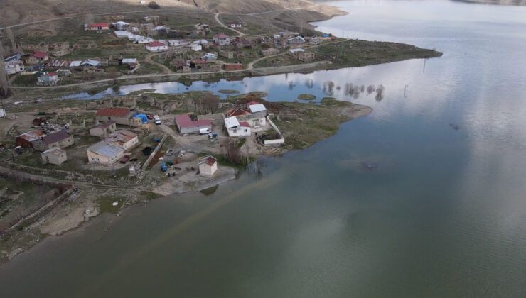 Sivas’ta Baraj Taşkını: Köyler Sular Altında, Evler Ada Gibi, Yardım Çağrıları Yükseliyor