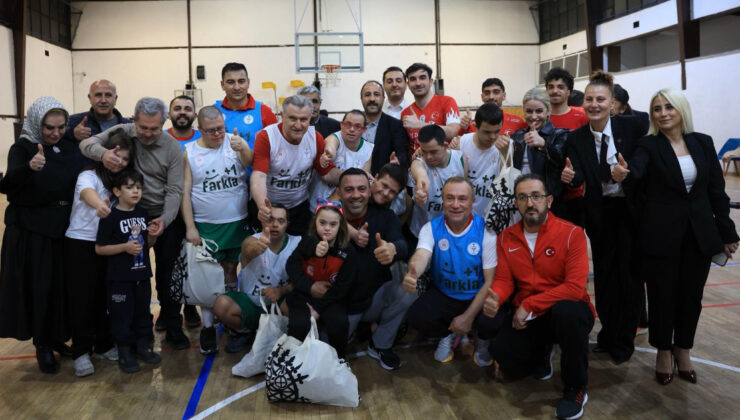 Bakan Bak, Down Sendromlu Sporcularla Parkede Buluştu: Unutulmaz Bir Maç ve Coşkulu Kutlama