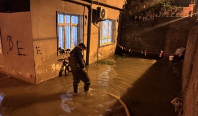 Adana’da Sağanak Yağış Hayatı Felç Etti: Su Baskınları ve Mahsur Kalmalar