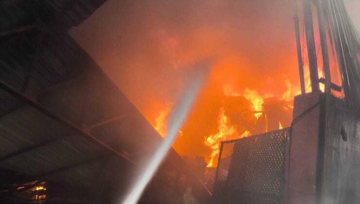 Adana’da Geri Dönüşüm Fabrikasında Yangın: Gökyüzünü Duman Kapladı, Ekipler Müdahalede