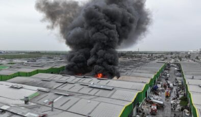 Adana’da Geri Dönüşüm Tesisinde Yangın: İtfaiye Ekipleri Alevlere Müdahale Ediyor