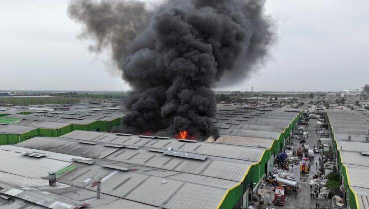 Adana’da Geri Dönüşüm Tesisinde Yangın: İtfaiye Ekipleri Alevlere Müdahale Ediyor