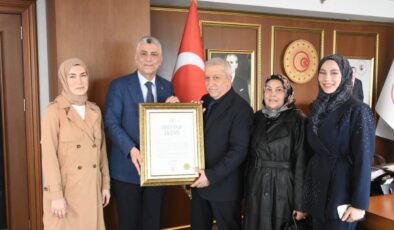 Bakan Bolat’tan Anlamlı Ödül: Pakistanlı Müşterilere Vefa Gösteren Esnafa ‘Ahi Esnaf Beratı’