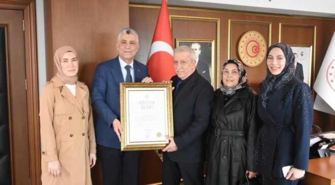 Bakan Bolat’tan Anlamlı Ödül: Pakistanlı Müşterilere Vefa Gösteren Esnafa ‘Ahi Esnaf Beratı’